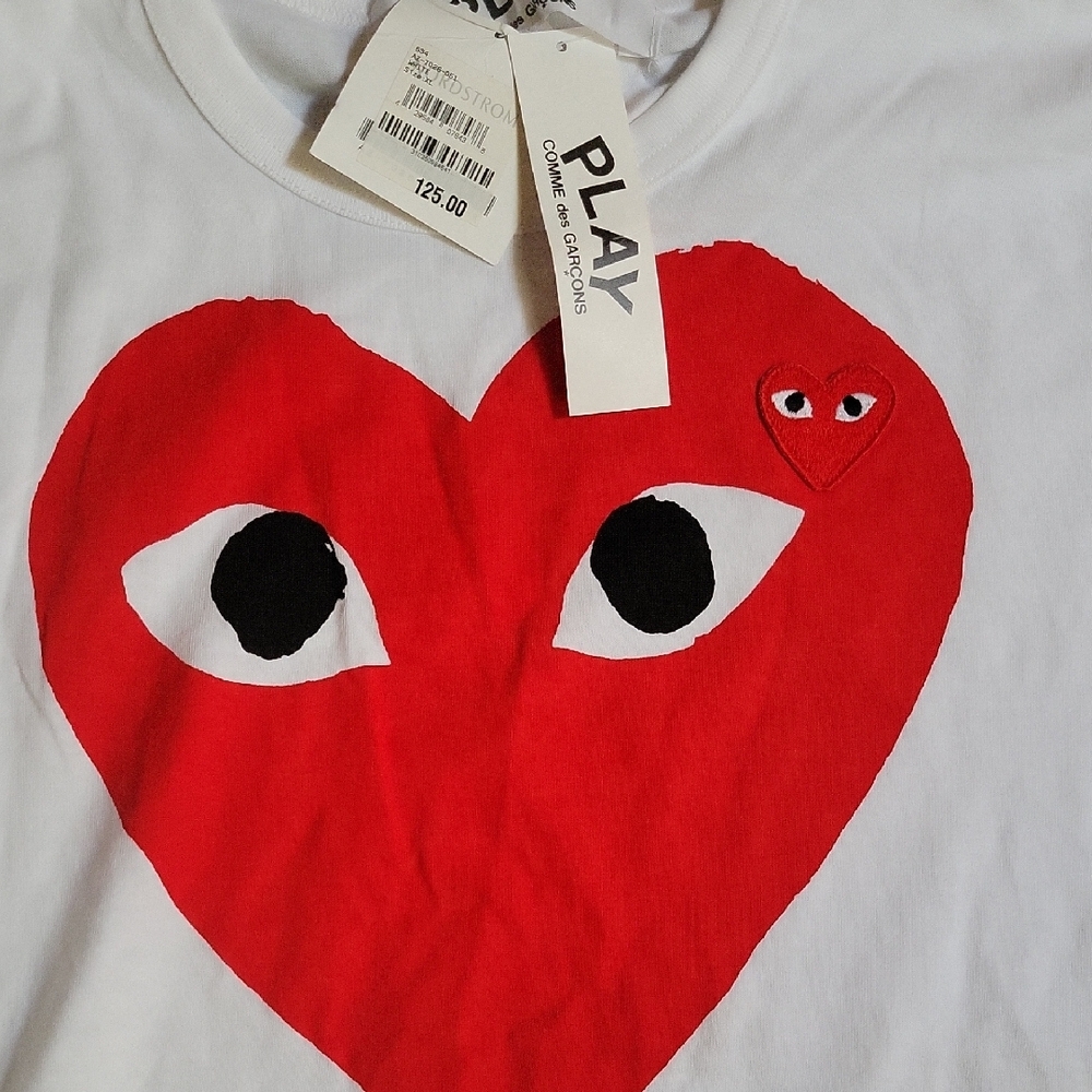 🆕️ Comme des Garçons PLAY White T-Shirt with Red Heart Graphic NWT - Picture 2 of 9